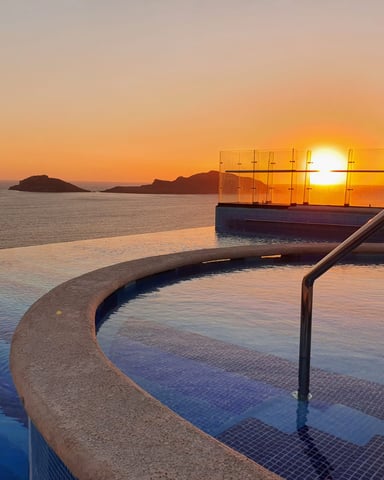 Rooftop pool overlooking the Pacific at Torre Central
